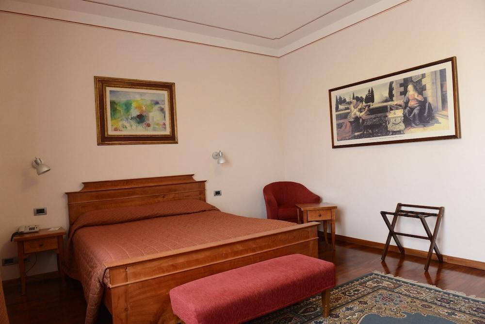 Hotel Rutiliano ปีเอนซา ภายนอก รูปภาพ