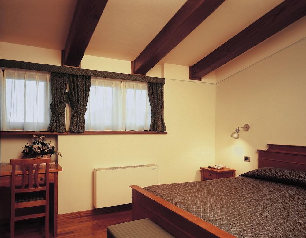 Hotel Rutiliano ปีเอนซา ภายนอก รูปภาพ