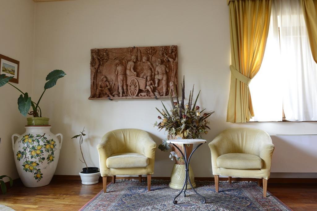 Hotel Rutiliano ปีเอนซา ภายนอก รูปภาพ