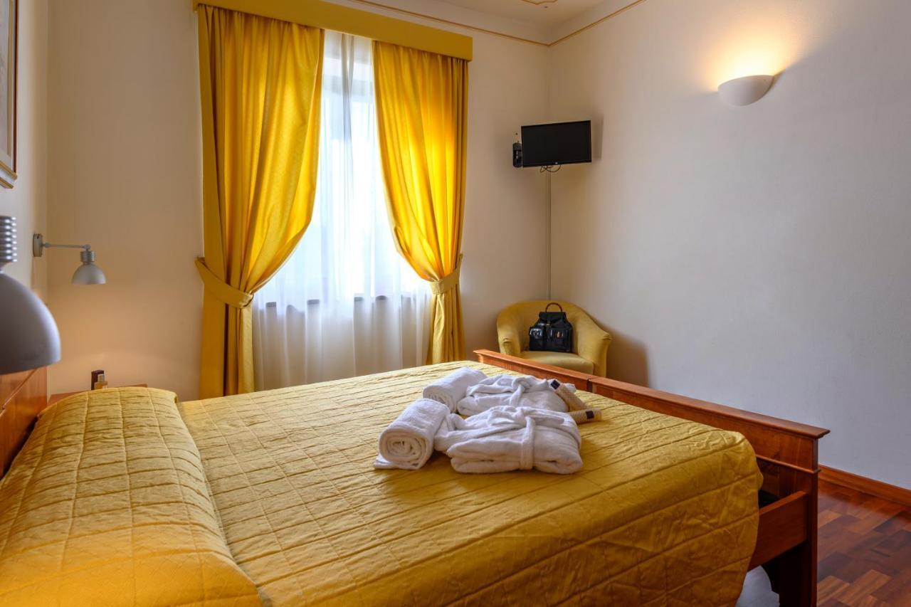 Hotel Rutiliano ปีเอนซา ภายนอก รูปภาพ