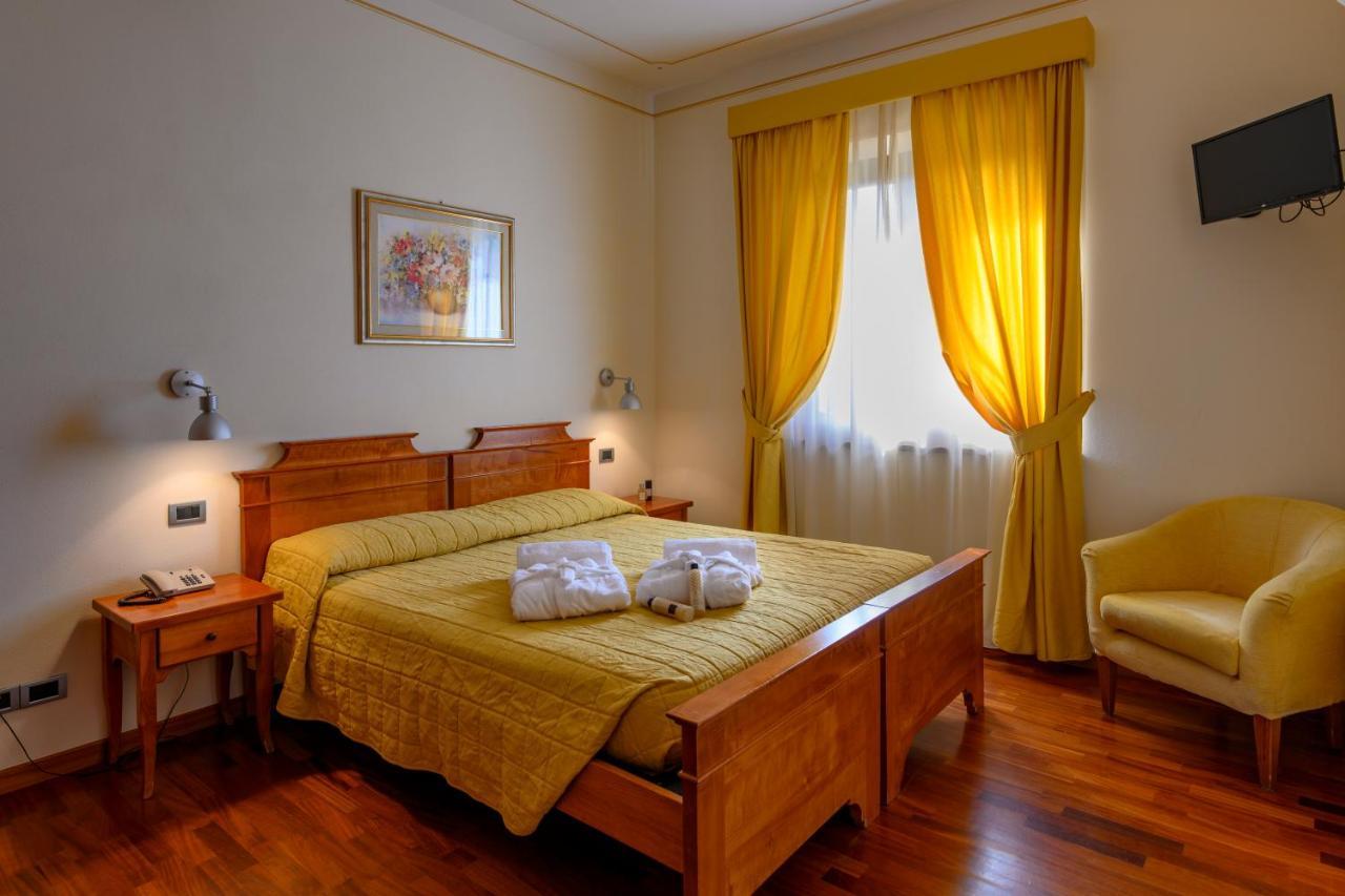 Hotel Rutiliano ปีเอนซา ภายนอก รูปภาพ