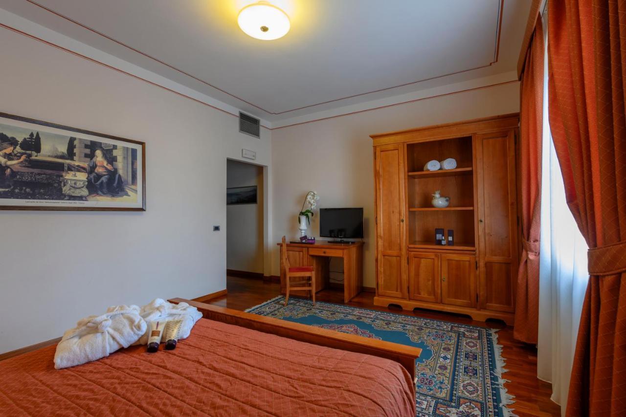 Hotel Rutiliano ปีเอนซา ภายนอก รูปภาพ