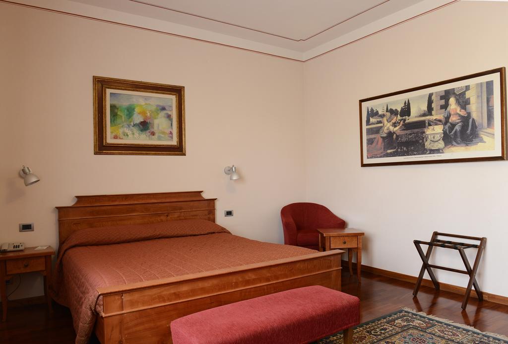 Hotel Rutiliano ปีเอนซา ภายนอก รูปภาพ