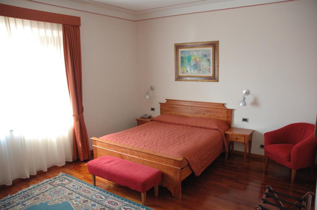 Hotel Rutiliano ปีเอนซา ภายนอก รูปภาพ