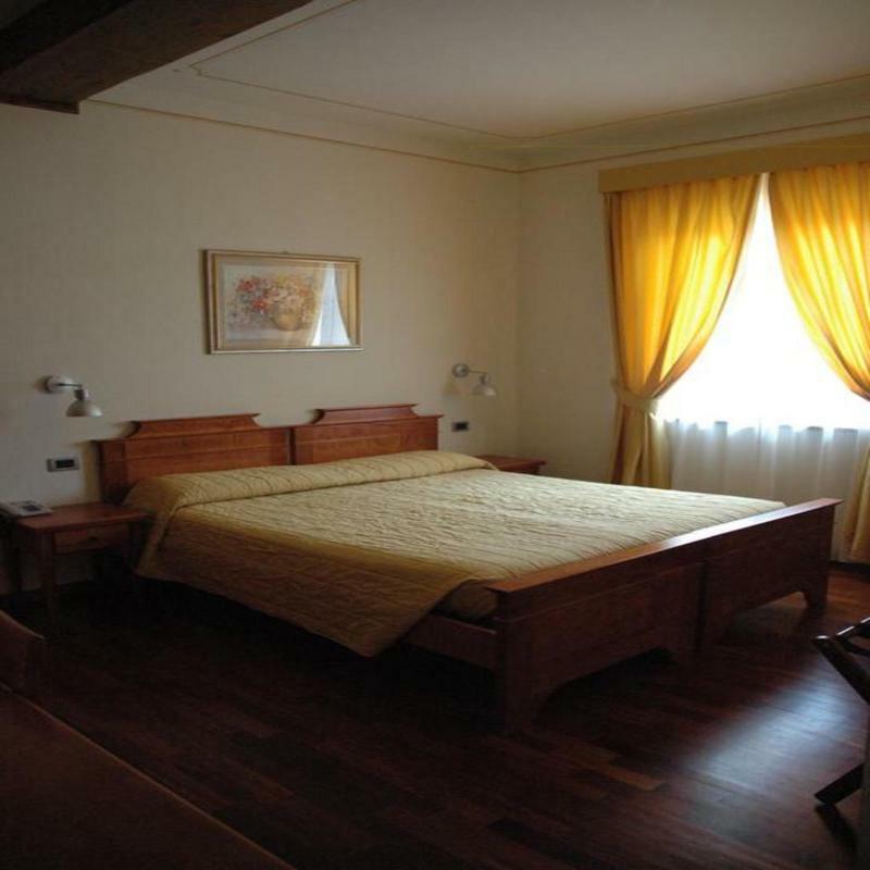 Hotel Rutiliano ปีเอนซา ภายนอก รูปภาพ