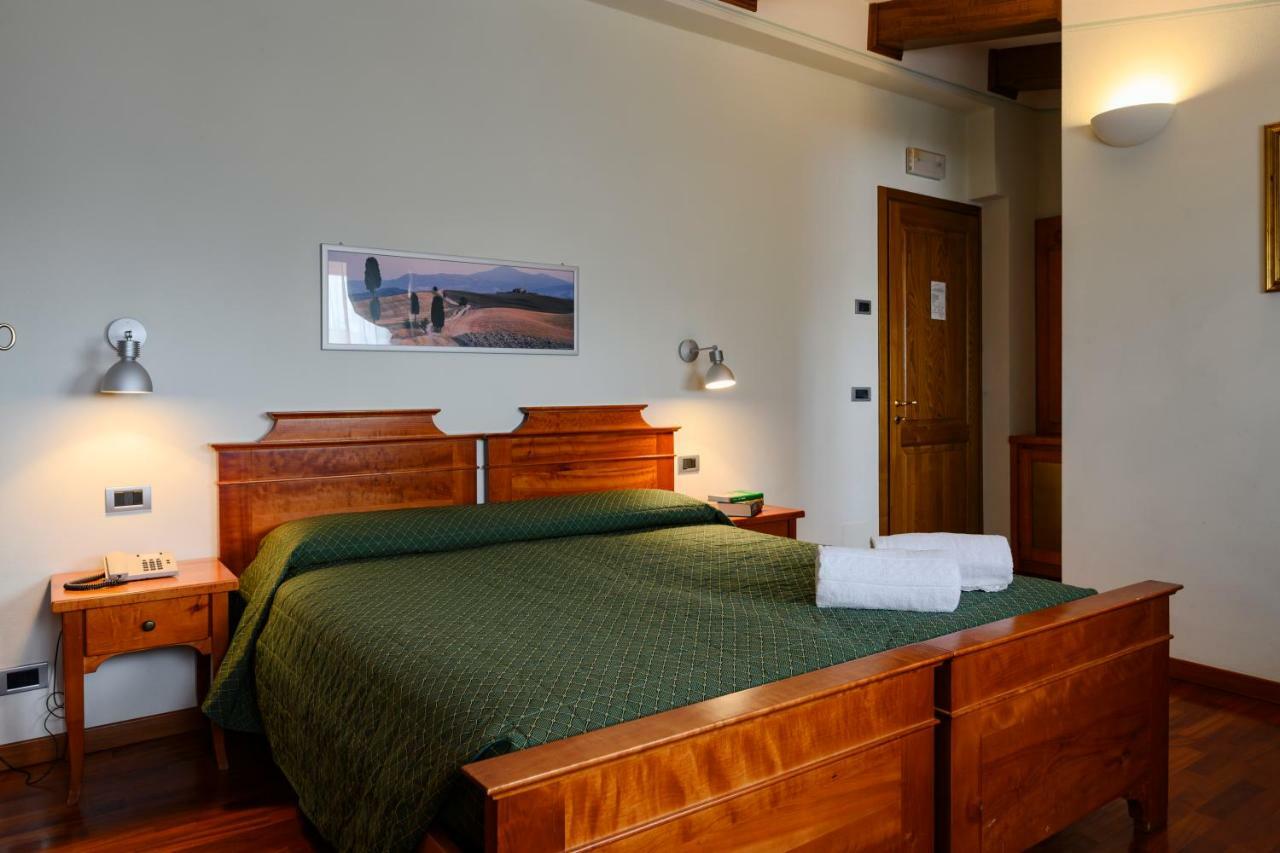 Hotel Rutiliano ปีเอนซา ภายนอก รูปภาพ