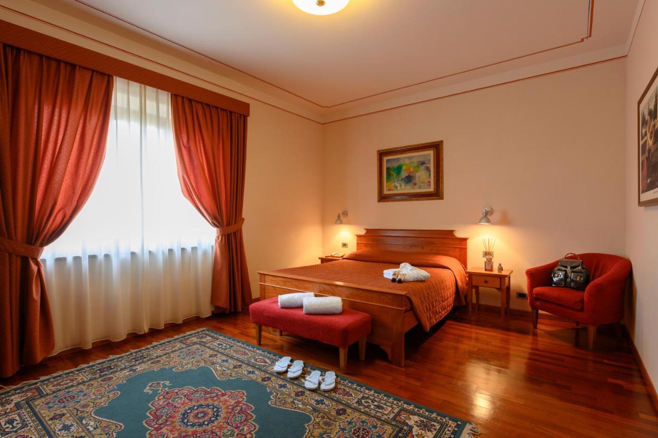 Hotel Rutiliano ปีเอนซา ภายนอก รูปภาพ